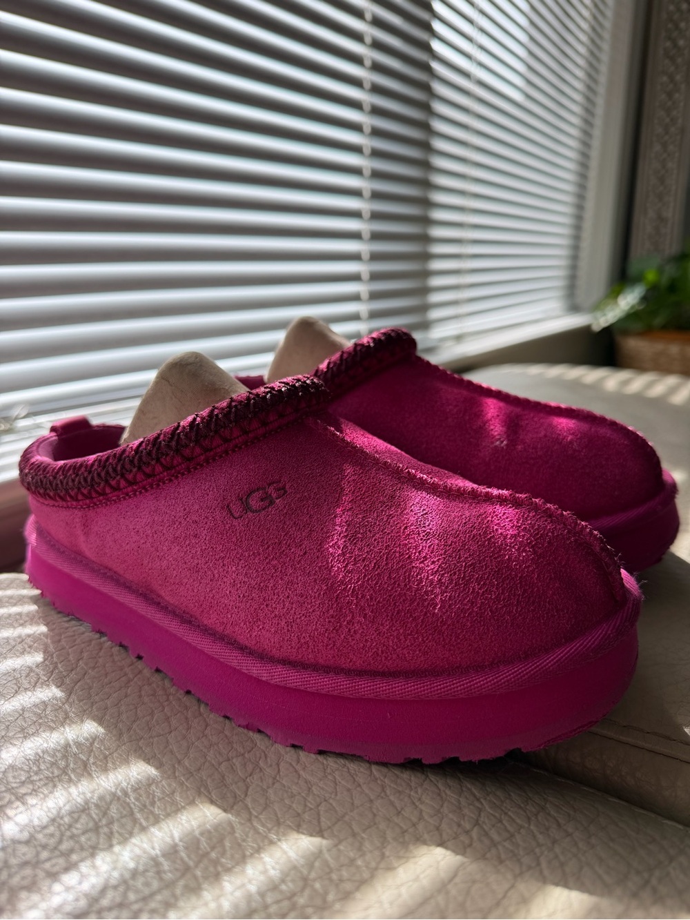 UGG Kids Hot Pink Tazz stitched Slippers 🌸